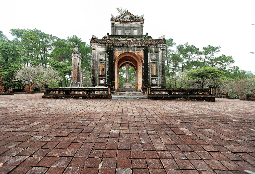 Visitors can purchase combo tickets to explore multiple sites within the Hue Imperial Complex, including the Mausoleum of Emperor Tu Duc (Source: Canva)